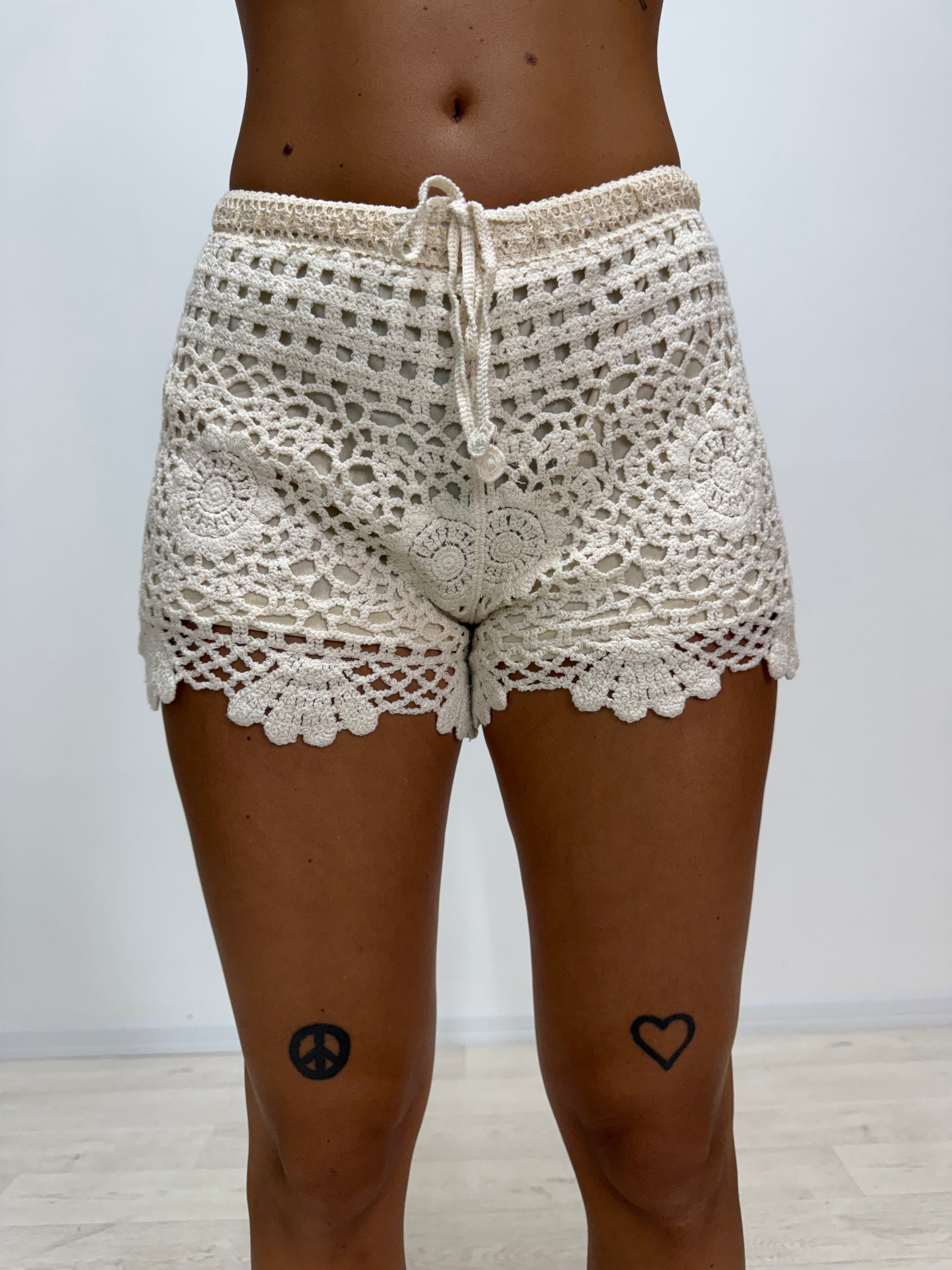 Short Crochet Beige